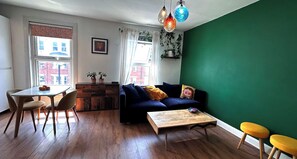 TV - Sunny One bedroom flat in the heart of Hackney (London)