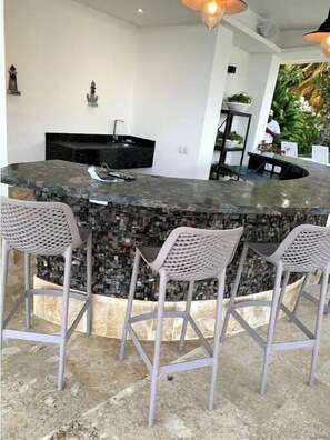 Cafeteira/chaleira, geladeira, micro-ondas, cooktop