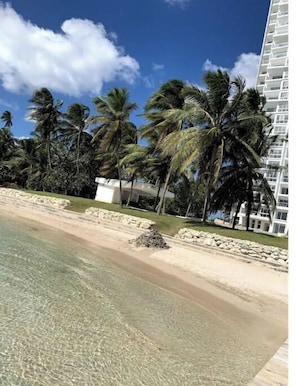 Na praia, espreguiçadeiras, toalhas de praia 