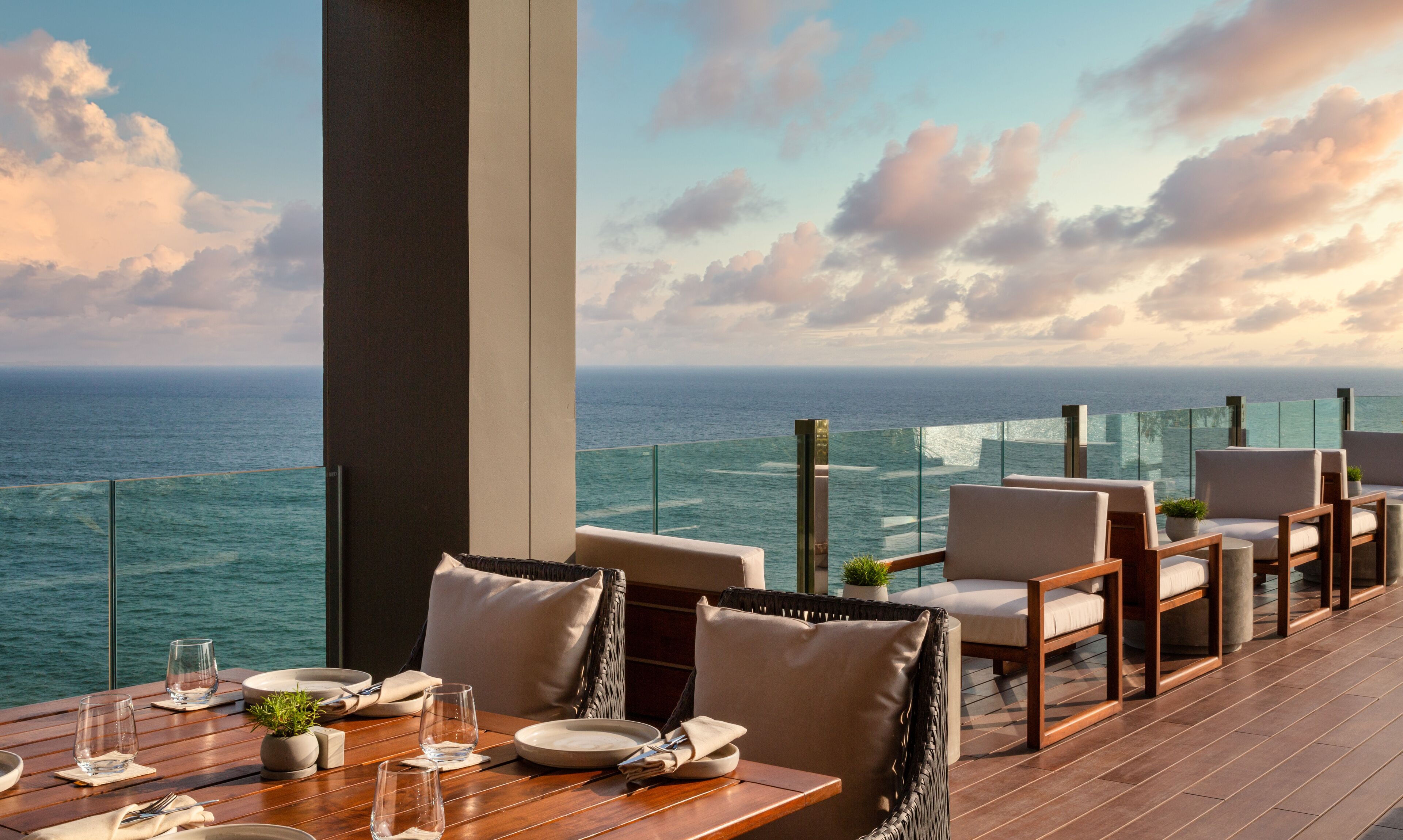 حيث تُقدم وجبات الإفطار، الغداء، العشاء، إطلالات على حمام السباحة