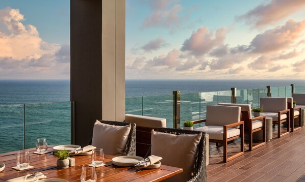 Frokost, lunsj og middag serveres, utsikt mot bassenget