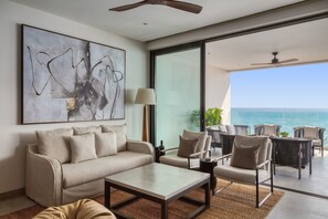 Surf Suite 3 Bedroom Apartment with private plunge pool | Oppholdsområde | En 42-tommers smart-TV med kabel-kanaler samt TV og Netflix