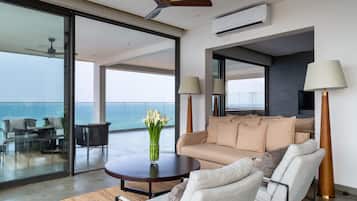Villa presidencial, 4 habitaciones, alberca privada, vista al océano | Sala de estar | Smart TV de 42 pulgadas con canales por cable, televisión y Netflix