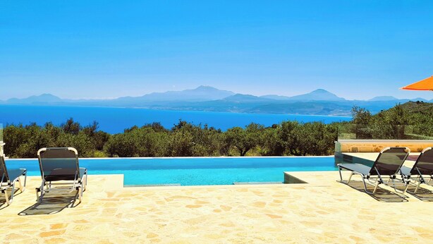 A poolside area with lounge chairs and a view of the sea and mountains. - Villa Lisaya, a haven of peace with sea view and swimming pool, in a Natura 2000 area! (PALELONI)