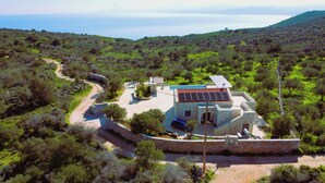 A villa with a stone exterior, a swimming pool, and a view of the sea. - Villa Lisaya, a haven of peace with sea view and swimming pool, in a Natura 2000 area! (PALELONI)