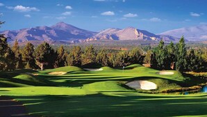 A golf course with a mountain backdrop, clear skies, and scattered clouds. - Golf-Front Luxury | 3 King Suites | Private Hot Tub | Eagle Crest Resort (Redmond)