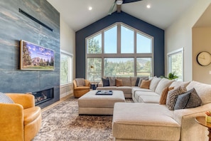 Smart TV, chimenea, futbolito y tenis de mesa