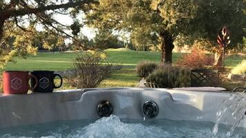 Bañera de hidromasaje al aire libre