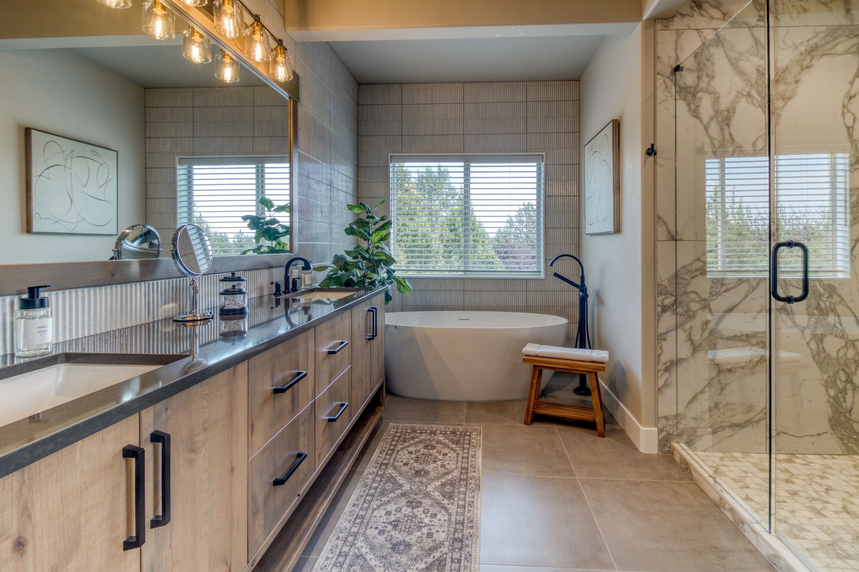 Combined shower/bathtub, hair dryer, towels