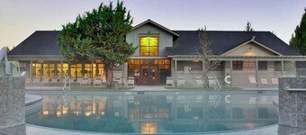 Luxury Eagle Crest Golf Retreat - 3 King Suites, Hot Tub, Scenic Deck