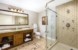 Tina, secadora de cabello, toallas, jabón 