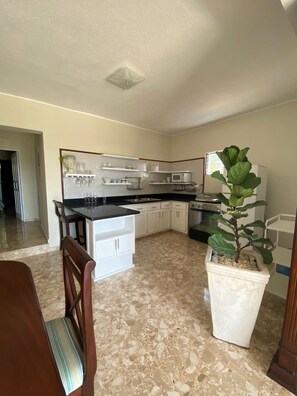 Mikrowelle, Esstisch