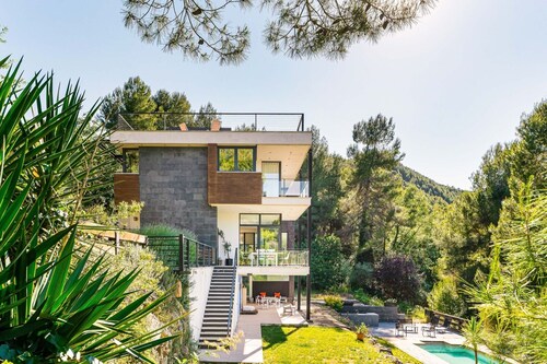 Spectacular house submerged in nature near Barcelona