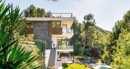 Spectacular house submerged in nature near Barcelona