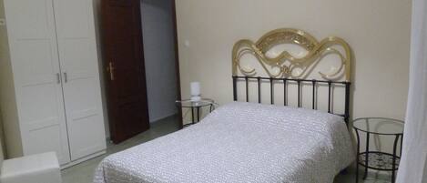 3 dormitorios, escritorio, tabla de planchar con plancha y cuna de viaje