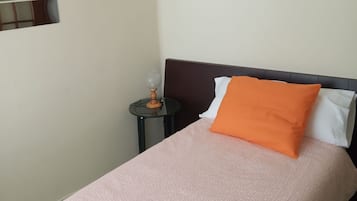 3 habitaciones, escritorio y tabla de planchar con plancha