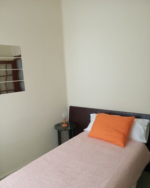 3 slaapkamers, een bureau, een strijkplank/strijkijzer, reisbedje