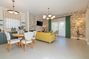 尊荣套房 | 起居区 | 72-英寸电视（配备数码频道）