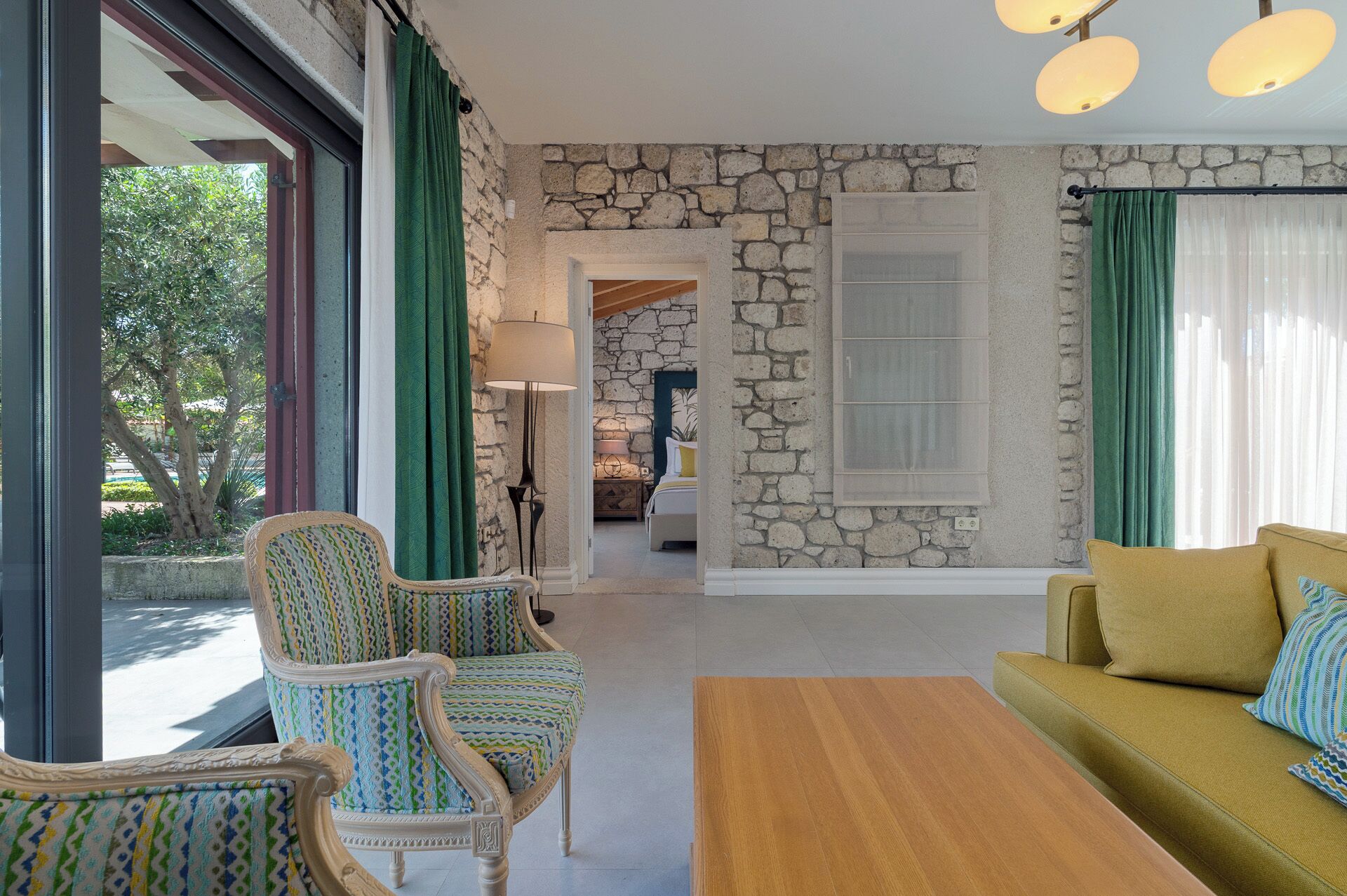 尊榮套房 | 起居區 | 72-吋電視，提供數位頻道