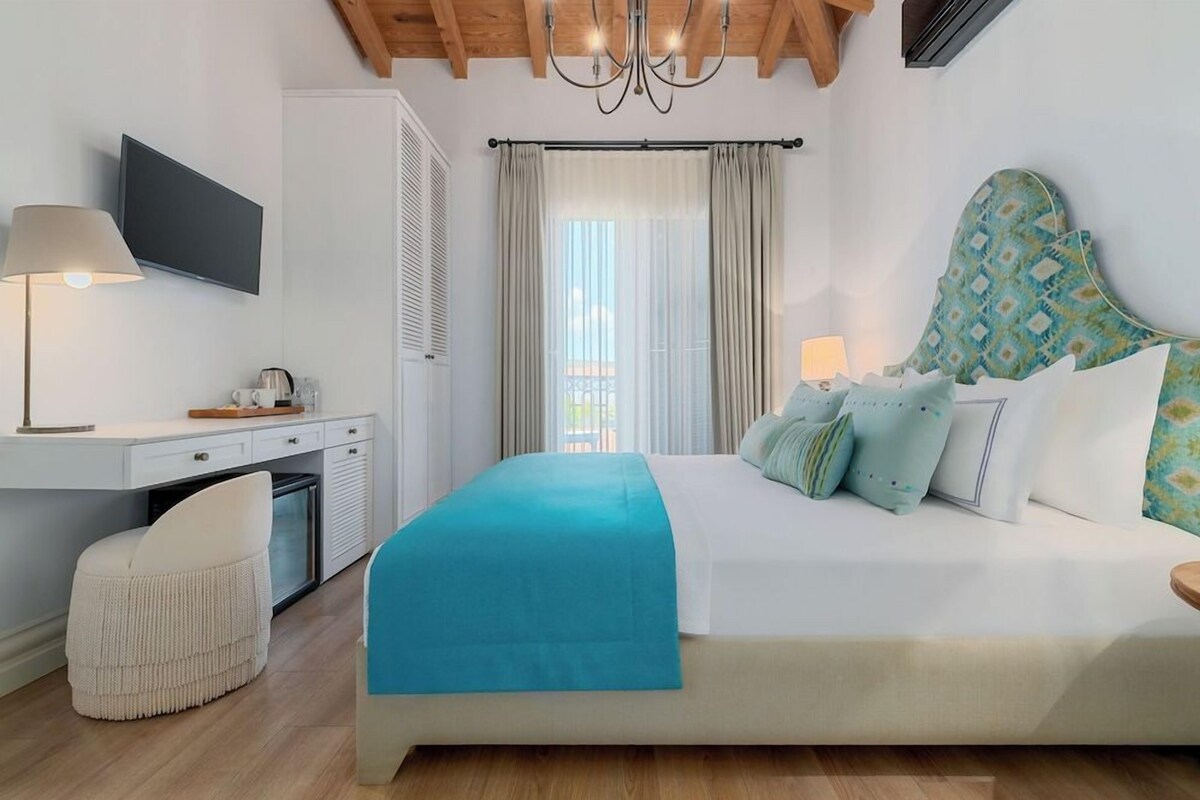 Egyptian cotton sheets, premium bedding, minibar, in-room safe