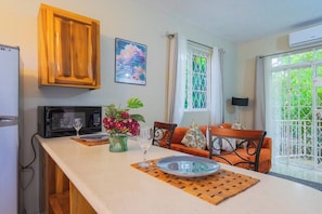 Fridge, microwave, oven, stovetop - Musgrave AnneX  - Cozy apartment close to restaurants and entertainment (Kingston)