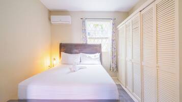 1 slaapkamer, een kluis op de kamer, een bureau