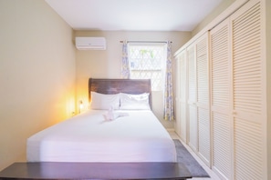 1 bedroom, in-room safe, desk, iron/ironing board - Musgrave AnneX - Cozy apartment close to restaurants and entertainment (Kingston)