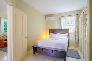 1 Schlafzimmer, Zimmersafe, Schreibtisch, Bügeleisen/Bügelbrett