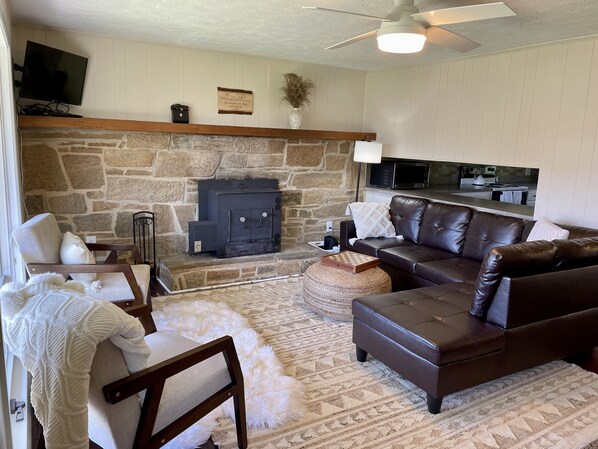 Smart TV, chimenea, reproductor de DVD y juguetes