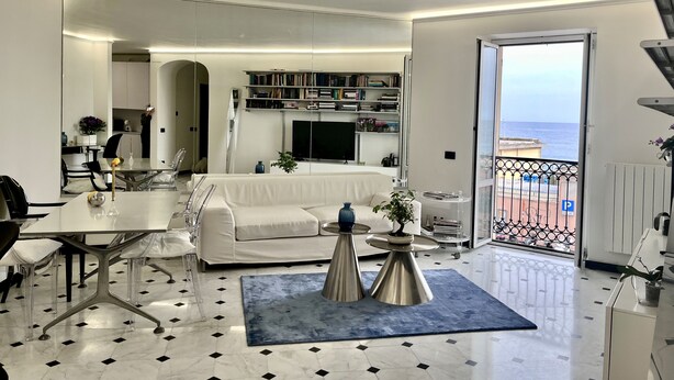 Une chambre d’hôtel moderne dotée d’un balcon, d’un coin repas et d’un espace de vie.