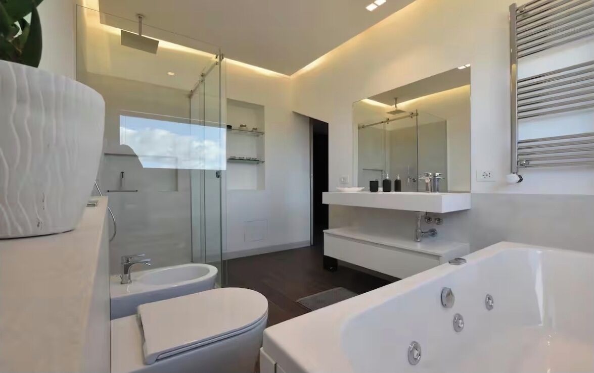 Dusche, Whirlpool, Haartrockner, Bidet