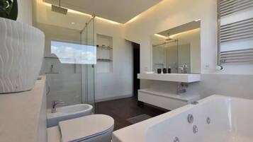 Dusche, Whirlpool, Haartrockner, Bidet