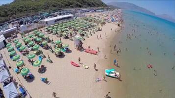Una spiaggia nelle vicinanze