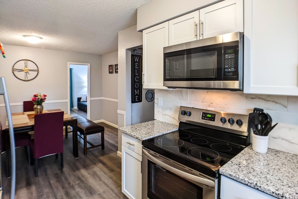 KĂŒhlschrank, Mikrowelle, GeschirrspĂŒler, Toaster