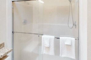 Combined shower/tub, towels, soap, shampoo - Beautiful, open, light filled home close to University of Oregon Campus. (Eugene)