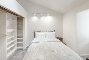 3 bedrooms, desk, free WiFi, bed sheets