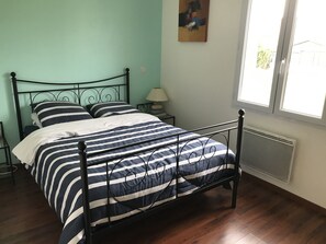 2 bedrooms, desk, iron/ironing board, free WiFi - Beautiful, quiet house for 4 to 6 people. 15mn Vallée des Singes - 25mn Futuroscope (Vivonne)