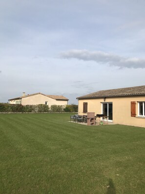 Terrace/patio - Beautiful, quiet house for 4 to 6 people. 15mn Vallée des Singes - 25mn Futuroscope (Vivonne)