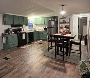Frigorífico, microondas, horno y placa de cocina