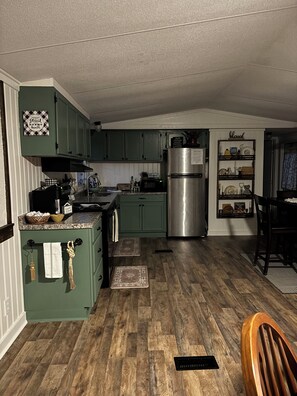 Réfrigérateur, micro-ondes, four, plaque de cuisson