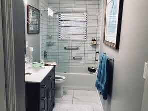 Combined shower/bathtub, towels, toilet paper - Cozy Retreat 8 minutes from the beach (East Hampton)