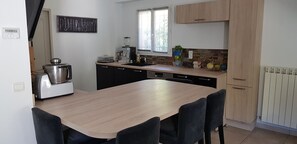 Private kitchen - Villa in Provence well located, 90M2 with swimming pool (Auriol)