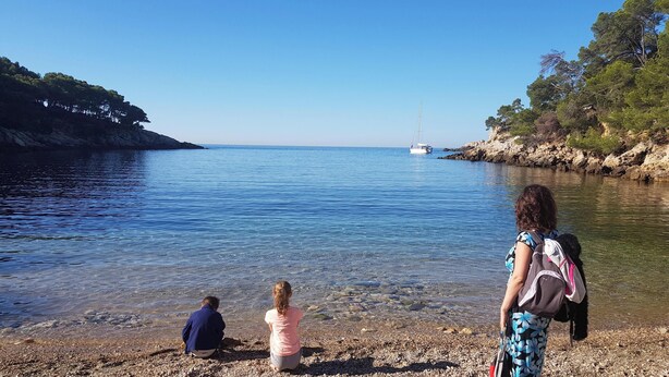 A pebbled beach with clear water and a sailboat in the distance. - Villa in Provence well located, 90M2 with swimming pool (Auriol)