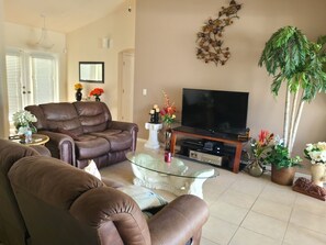 TV - Beautiful Pool Home in Quiet Neighborhood (Cape Coral)