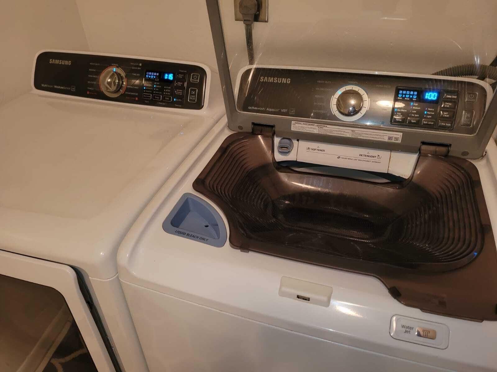 Eine Samsung Waschmaschine mit Frontlader, einer Bedienkonsole, einem Wasseranschluss und einem Waschmittelfach.