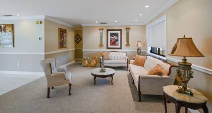 ★ The Blue Palmetto ★ SW Miami near Miami Zoo & Gardens!