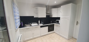 Réfrigérateur, four à micro-ondes, un four, surface de cuisson