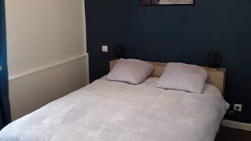 2 slaapkamers, een strijkplank/strijkijzer, reisbedje, gratis wifi