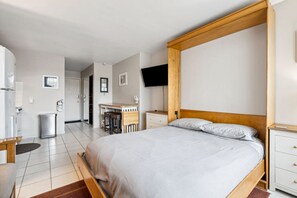 Skrivebord, strykejern/-brett, reiseseng for barn og wi-fi (inkludert)