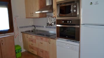 Een koelkast, een magnetron, een oven, een kookplaat